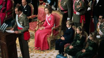 "No le hizo falta pronunciar ninguna palabra para lanzar un mensaje": la historia del vestido de la reina Sofía en la proclamación de Juan Carlos I