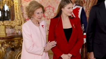 La reina Sofía, protagonista ante la ausencia del emérito: halagos, aplausos y el cariño de Letizia y Leonor