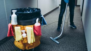 Despiden a una limpiadora tras vender latas de reciclaje de la oficina y ganar 35 euros: le indemnizan con más de 35.000 euros