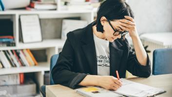 Pillan a una profesora enseñando sin diploma y su contraataque legal fracasa por "falta de madurez"