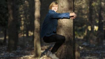 Una empresaria que se hace de oro con el negocio de abrazar árboles echa a llorar al ver sus nuevos vecinos