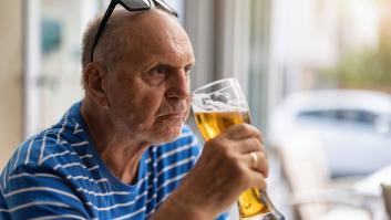 Un doctor apunta la edad a la que se debería dejar de beber alcohol por completo: muchos se llevarán un chasco