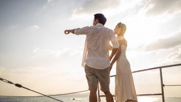 Una pareja dice "basta" a la hipoteca, transforman un yate en ruinas en una casa flotante y ahorran 130.000 euros al año viviendo en él