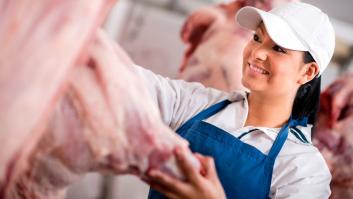 Mónica, 26 años, carnicera en Finlandia: "En los meses normales cobro 4.000 euros, en los raros supera los 6.000"