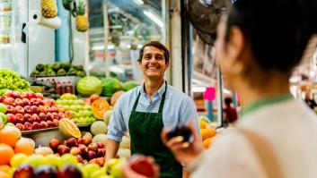 Lluís, frutero vocacional que ha visto crecer su puesto en el mercado: "He hipotecado mi vida personal por mi trabajo"