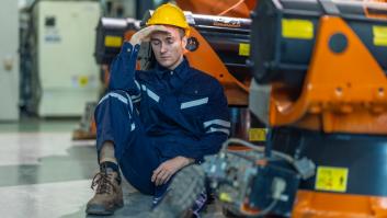 Una empresa lanza una oferta laboral de hasta 100 horas semanales: "No somos una familia"