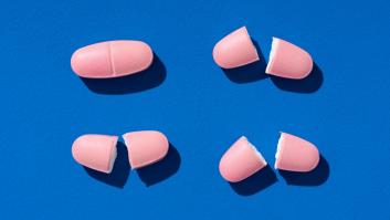 Triturar una pastilla "porque no pasa nada": el error más común que te puede jugar una mala pasada