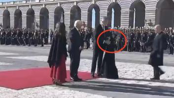 Una experta ve aquí una "lección de protocolo, etiqueta y cortesía" de Felipe VI: Letizia lo repite poco después