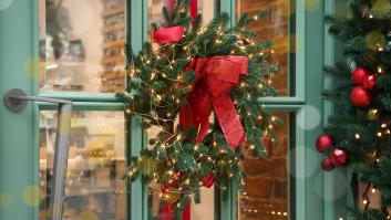 Un matrimonio debe quitar la decoración navideña de su puerta de Navidad por un gran riesgo: "Qué quejas tan infantiles"