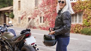 Linda, jubilada de 71 años, da una lección a todos sacándose el carnet de moto: "¿Para qué? Pues para mí"