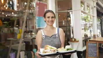 Dua, camarera en Noruega, explica cómo consigue viajar durante dos meses al año: "He llegado a un acuerdo con mi jefe"