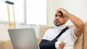 Un profesor se fractura el brazo en una acera irregular y no se esperaba el otro 'tropiezo' al pedir indemnización a los jueces