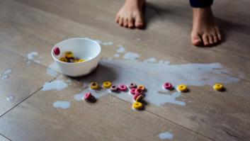 Teresa Arnandis, bioquímica, desmonta la regla de los 3 segundos al caer comida al suelo: "Ya sabes"