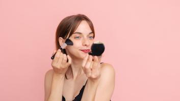 La maquilladora Huda Kattan desvela la técnica perfecta para aplicarte bien el colorete