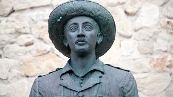 Un periodista de un gran periódico de Suiza va a un instituto de España, pregunta por Franco y queda impactado por lo que dice un chaval