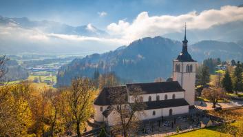 Un youtuber español viaja al pueblo suizo que te paga 25.000 euros por mudarte allí y desvela la letra pequeña: "Tienes que gastarte 215.227 euros"