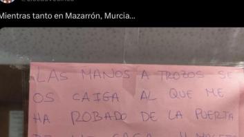 Le roban unas macetas del portal y el cartel que deja es para exponerlo en un museo