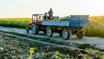 Multan a un jubilado por colocar su viejo tractor en plena ciudad y resulta que fue víctima de un delito aún más complejo