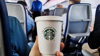 Álex, azafato, advierte a todos los que piden café en un vuelo: "Esa agua permanece allí durante mucho tiempo"