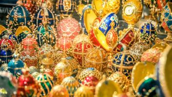 Roba un huevo de Fabergé de 18.500 euros tragándoselo pero le pillan por un incidente relacionado con arena para gatos