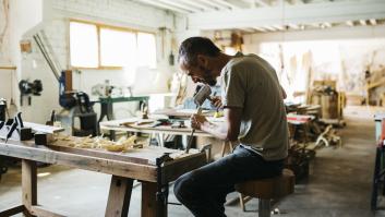 El último maestro carpintero de su región se rinde y cierra su taller: "Los impuestos casi se comen los beneficios"