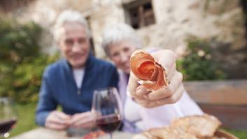 Enrique Tomás desmonta el mito más extendido sobre cómo acompañar el jamón y su aviso sobre el vino tinto es tajante: "Es el peor maridaje"