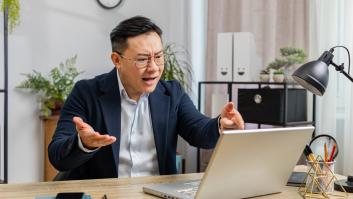 El jefe le exige un comprobante de viaje para unas vacaciones aprobadas y el trabajador le da una dura lección sobre los límites laborales