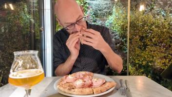 Un conocido chef español prueba la pizza más famosa de Nápoles y lo primero que le llama la atención no es el tomate: "Es algo casi inexplicable"