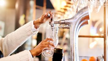 Imagen de archivo de una persona tirando una cerveza.