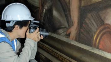 En Reino Unido los restauradores de un palacio ven garabatos en los techos y se lanzan a por respuestas: "Nos emocionó descubrir este grafiti"