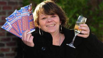 Una mujer gana 600.000 euros con un 'rasca y gana' y lo que va a hacer con el dinero habla de su generosidad: "Está en una situación difícil"