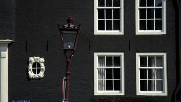 Un abogado se gasta 3 millones de euros en pintar su casa de negro y las autoridades le obligan a cambiar de color