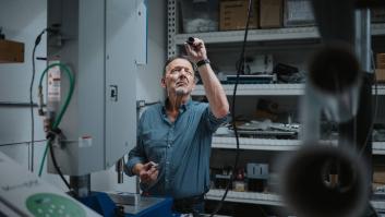 Un jubilado utiliza arena para almacenar calor, llaman a la puerta y es un experto en en energía solar con una propuesta con potencial