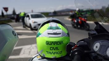 Un guardia civil de Tráfico desvela la gran incógnita: qué piensan ellos cuando los adelantas a 120 km/h o un poco más rápido