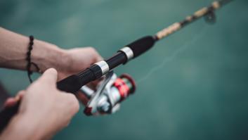 Pide la baja laboral, un detective le pilla pescando, el despido es fulminante y la sentencia tajante por falta de lealtad y fidelidad