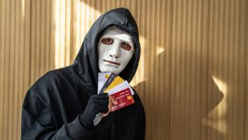 Un cartero roba cheques y tarjetas, usa el dinero para viajes de lujo y fardar de los fajos fue su único y gran error