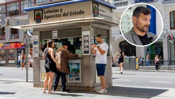 José Pastor, con una administración de Lotería de fondo de una imagen de archivo.