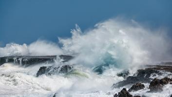 La AEMET pone en alerta a Canarias por lo que está por llegar el fin de semana: olas de 6 metros y 60 l/m2