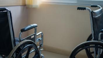 Una silla de ruedas en una residencia