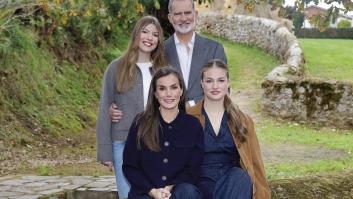 Una foto inédita en su visita a Asturias al Pueblo Ejemplar, protagonista de la felicitación navideña de los reyes con Leonor y Sofía
