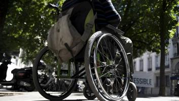 Una enfermedad deja a Sarabjit, de 42 años, sin extremidades inferiores y todo el pueblo se moviliza para que vuelva a caminar