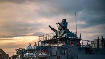 Dos torpedos parten en dos el buque de guerra de 186 metros y entonces empieza la pesadilla de verdad