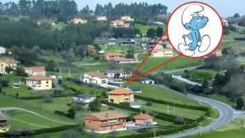 Un paisaje rural de Asturias y una imagen superpuesta de un Pitufo