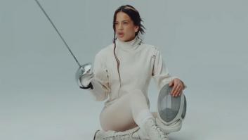 Rosalía saca el florete en el videoclip de 'La perla': un comienzo que engaña y una estética alejada de 'Lux'