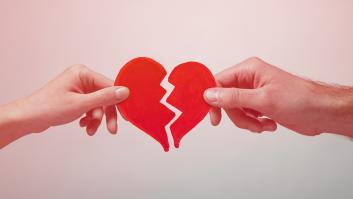 Un hombre coge el móvil a su novia, se pasa 25.000 euros a su cuenta y le envía un mensaje de ruptura: la policía llama a la puerta