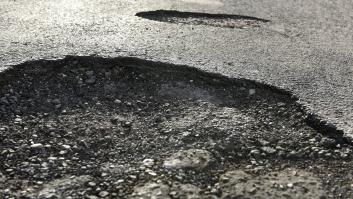 Una carretera con baches, en una imagen de archivo