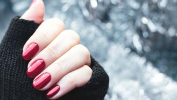 Esta es la manicura más deseada para Navidad y hacerla en casa es muy fácil