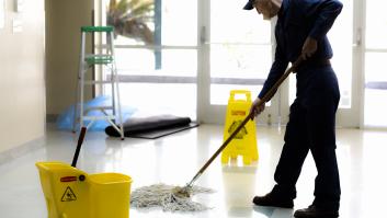 Desesperación de una portera de 69 años por el plan vecinal de apoderarse de su apartamento: "¿Dónde voy a vivir?"