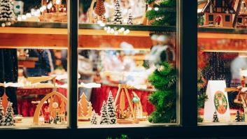 Nahéma, una mujer sin hogar, pinta escaparates para Navidad: "Es mejor que mendigar. Prefiero hacer algo con mis propias manos"