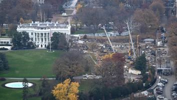 La obra del salón de baile de la Casa Blanca y el Ala Este, vista desde el Monumento a Washington, el 26 de noviembre de 2025.